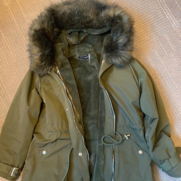 Adorable Parka w/ Removable Liner & Faux Fur Hood LIKE NEW by Love Token - Picture 5 of 5